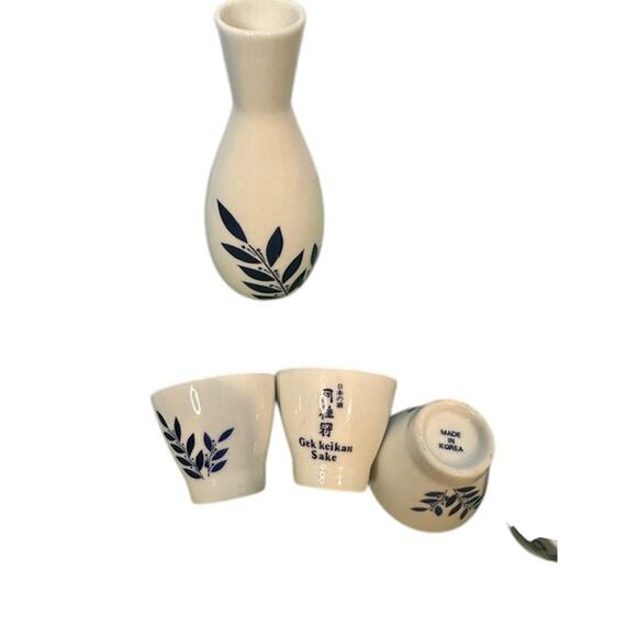 Gek Kei Kan Sake Japenese Carafe and Cups White Blue Ceramic Set - Picture 7 of 8
